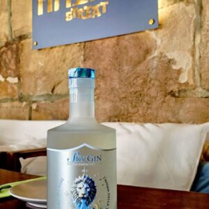 Da Sezze a Ibiza 🌍🍸
Vedere una bottiglia di Sky Gin arrivare fino lì, tra tramonti, musica e mare, è una di quelle cose che ci fa sorridere davvero.